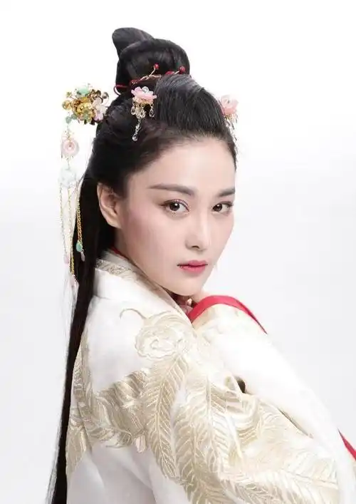 张馨予心真大,定妆照不p一下就放出来,真实状态一目了然!