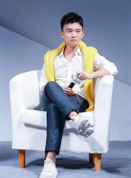 迪丽热巴和董子健宣传新片站在一起,真实身高被看出来了!