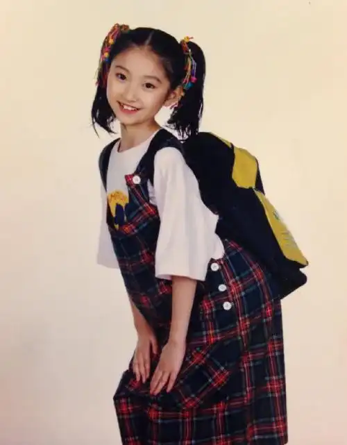 景甜罕见童年照曝光脸小眼大腿长网友从小美到大