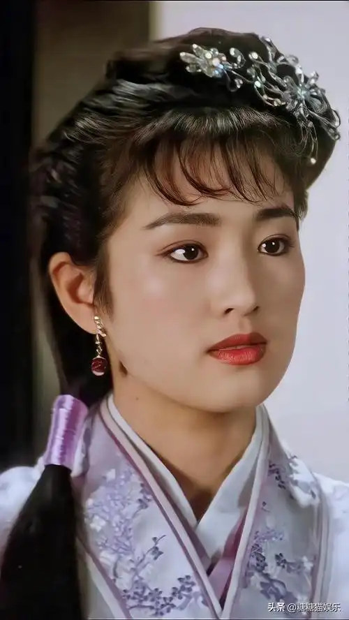 巩俐年轻时明艳动人,就这样的颜值还有人说不美_网易订阅