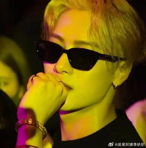 谁懂,本来躺着刷手机突然看到嘎嘎这张新海报坐起来了#以为王嘉尔出