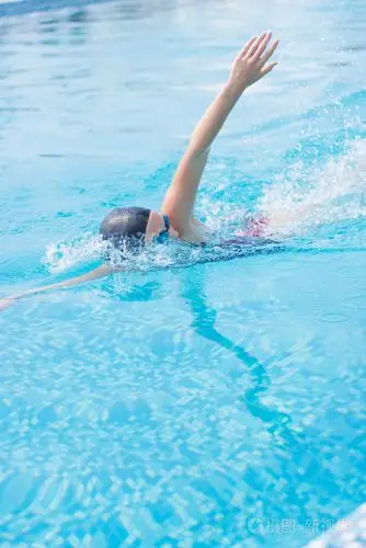 游泳自由泳样式的护目镜的女人