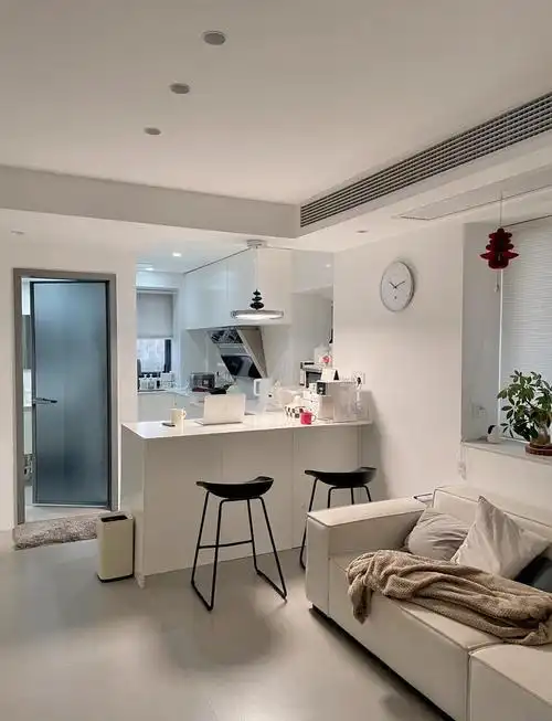 白色极简装修: 	 🌵自己设计,装修队施工 🌵实际面积50,两室一厅