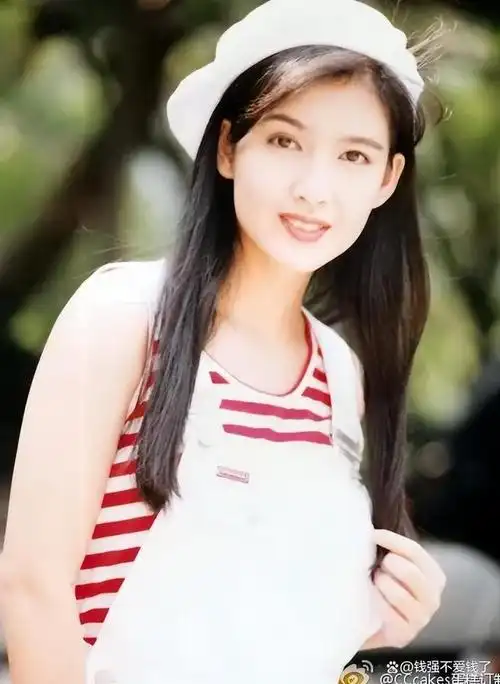 周慧敏的素颜照引发社交媒体网民的热议,不禁让人回忆起这位90年代的"