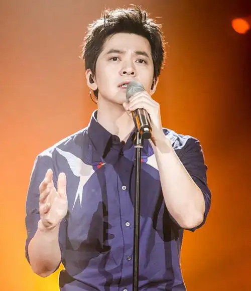 且圈子很广,朴树朋友不多,一直都是单打独斗,李健人格更加健全,才华