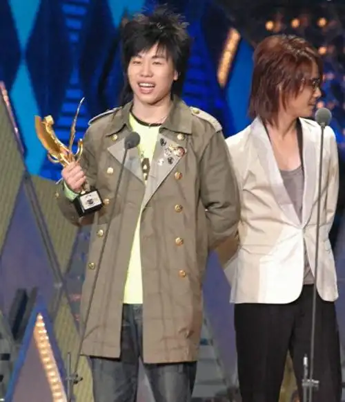 瞒不住了音乐才子胡彦斌疑似新恋情曝光新女友酷似前女友郑爽