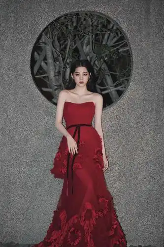 欧阳娜娜身着红色礼服裙,气质优雅大方,随着大提琴低沉悠扬的琴声,将