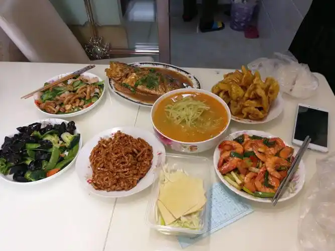 丰盛的午餐,新华说,哥哥要端起家里的碗