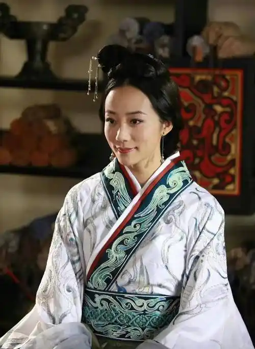 些许柔情从剧照来看韩雪早期也扮演过貂蝉看着也还是很漂亮的眉目含情