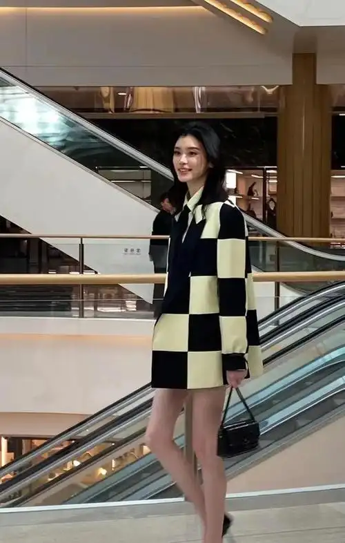 奚梦瑶上海活动生图,豪门儿媳气质藏不住,"长腿出圈"梦回维密