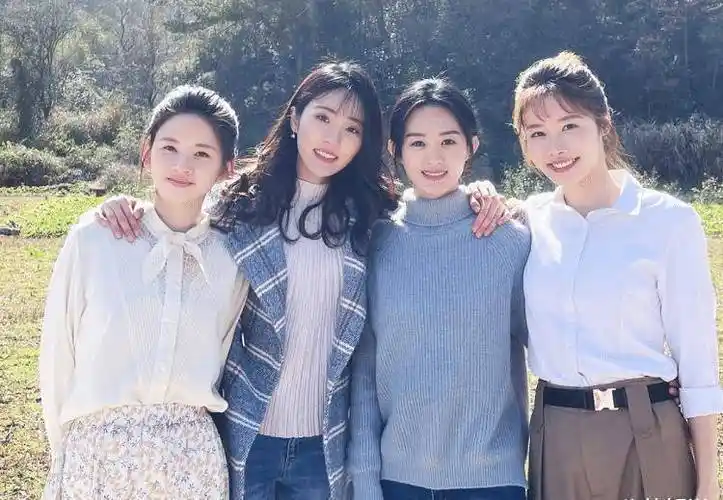 《幸福到万家》杀青,赵丽颖大量合照曝光,近况状态略显疲惫