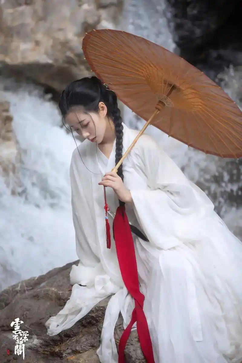 关于成片一说…#瀑布美景 #古风摄影 #汉服 #唯美意境 @ - 抖音