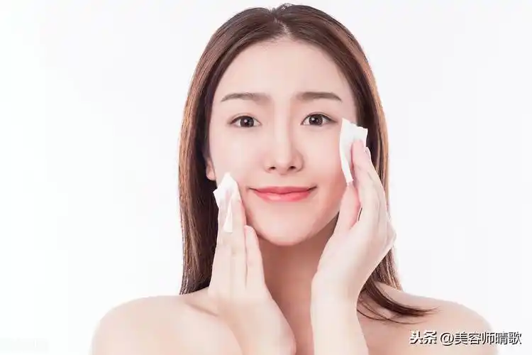 脸上干干净净,皮肤细腻又光滑