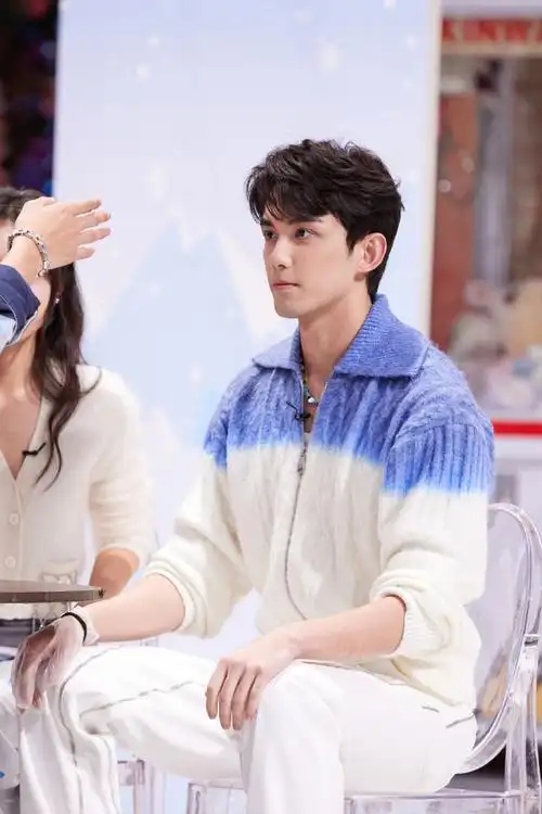 吴磊超话7615#吴磊在暴雪时分#3米高空踢球落地,就在今晚,一起来