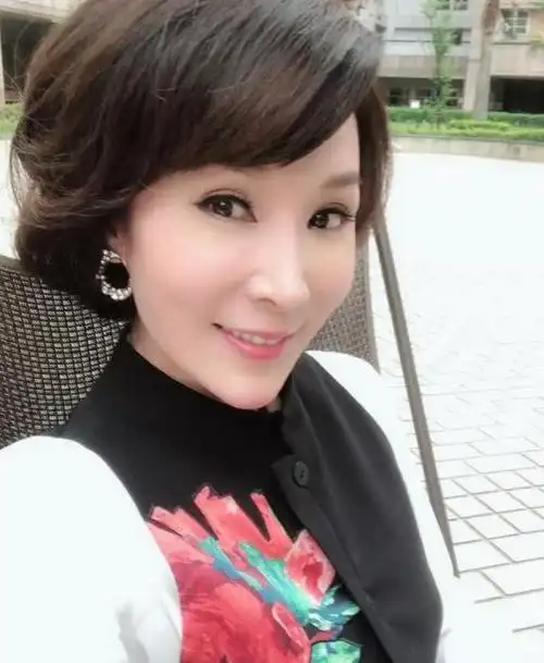 但是在感情上的焦恩俊却异常的坎坷,焦恩俊的第一任妻子把焦恩俊伤透