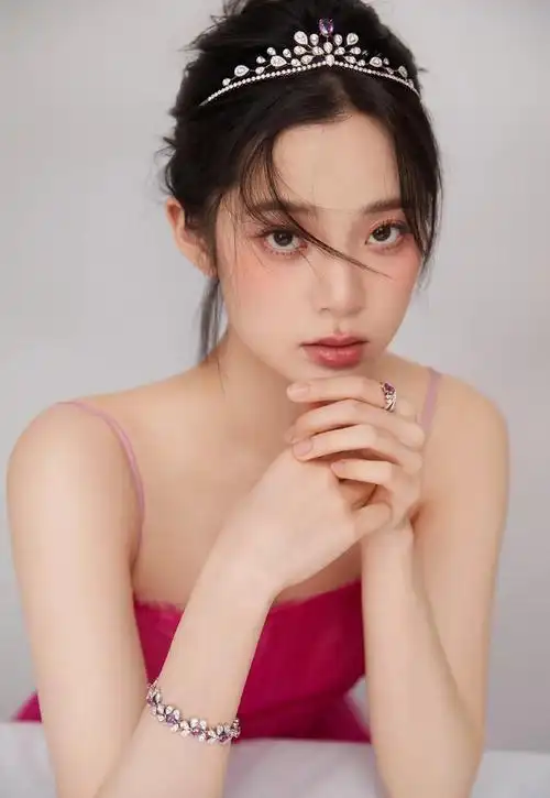 欧阳娜娜粉色公主吊带裙,妆容甜美清新自然,明艳动人!