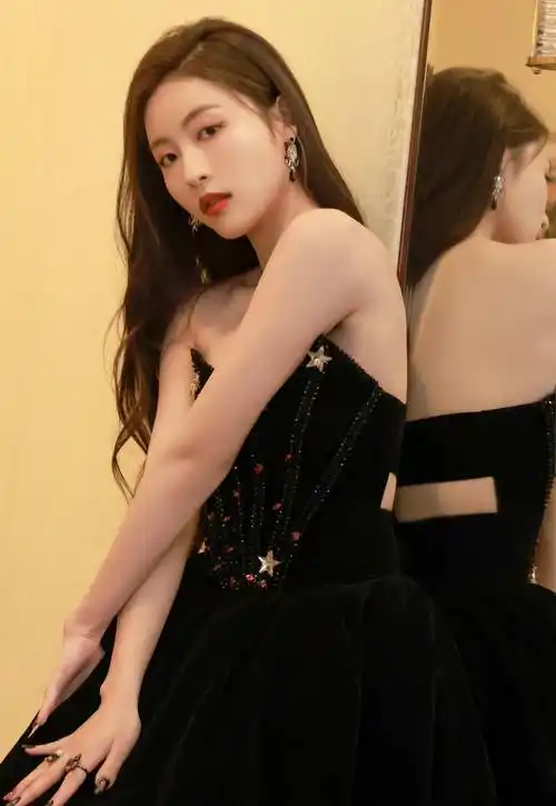 孙芮穿黑色抹胸长裙御姐气场全开,身材火辣性感 美艳优雅又高贵