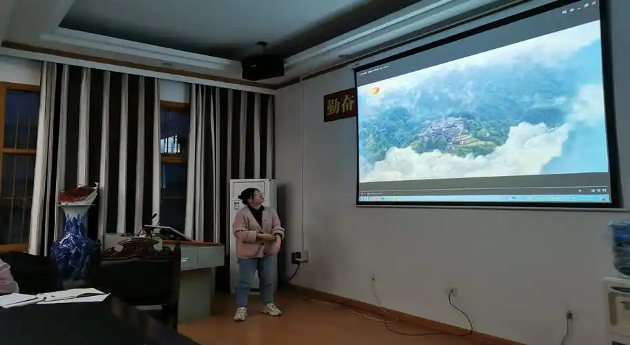 《首倡的力量—湖南"精准扶贫"纪实》第九集教育扶贫专辑《百年大计》