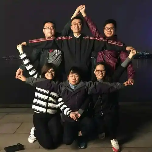 七,体现团队凝聚力的造型  在拍摄团队照片时,如果想要体现团队协作