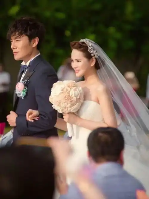 伊能静婚变事件再掀波澜,不可一世的秦昊被扒得"底裤"都不剩了