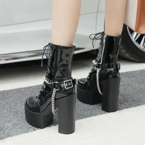 2021冬季新款加绒漆皮圆头铆钉皮带扣高跟马丁靴女