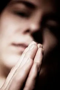 双手合十祈祷的女人照片