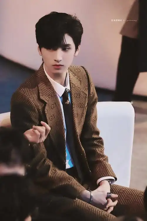 严浩翔西装鲨,这不就是从小说中走出来的霸道总裁吗?