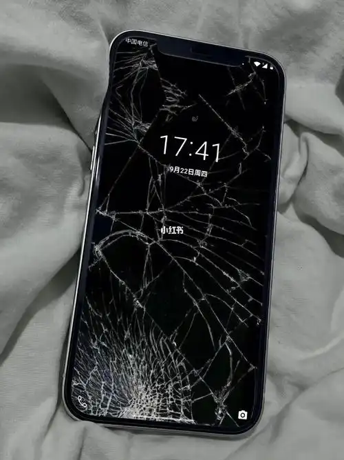 哈哈哈哈你的壁纸该换了#手机壁纸  #折叠屏手机  #屏幕碎了