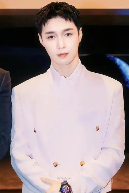 朋友们,能不能分享一下张艺兴好看的照片呀,拜托了!祝各位发财!