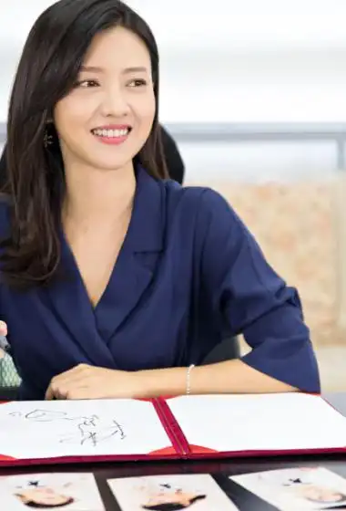 简介:傅晶俏皮可爱圣诞写真图片,分享一组傅晶图片给大家,图中的明星