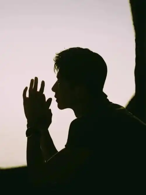 拜托,现在流行背影杀!