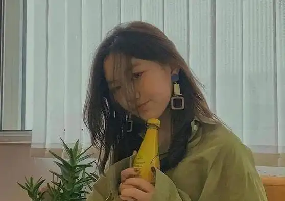 18岁李嫣近照曝光嘴唇疤痕全消失气场强大身材高挑像王菲