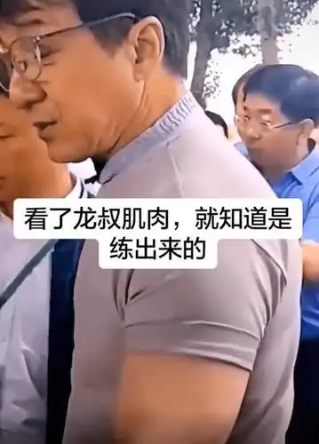 成龙近日换穿紧身短袖却意外暴露麒麟臂?吊打小鲜肉!