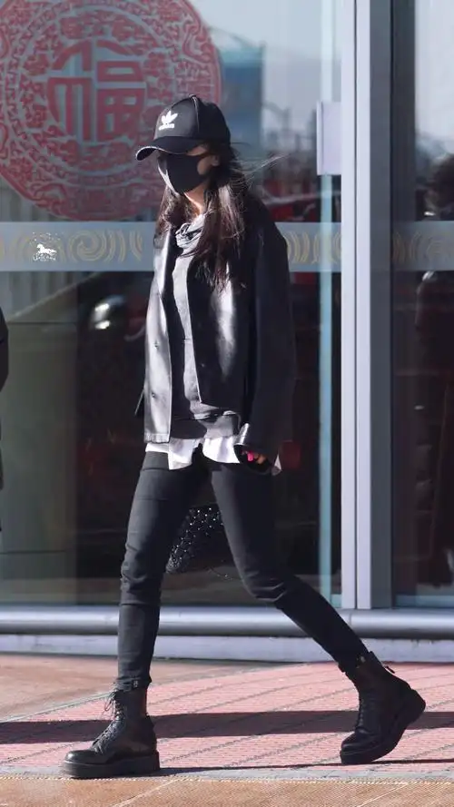 杨幂回京陪父母过年,心情超好和粉丝互动挥手,这身搭配又要火了