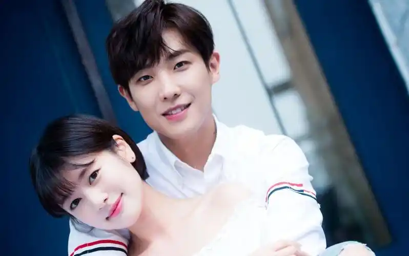 【爸爸好奇怪】跳舞这一段和递手帕那一段超搞笑啊_哔哩哔哩 (゜-゜)