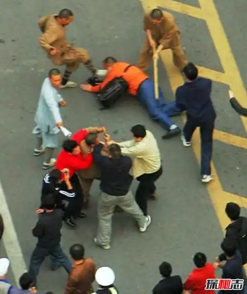 惨不忍睹盘点发生的斗殴事件广州地铁两人口角斗殴血迹斑斑