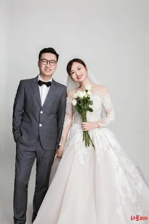 成都90后女医生婚礼延期:婚礼可以缓,但疫情防控缓不得