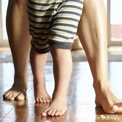 3岁以后 3岁以后的孩子,在孩子走路过程中脚和膝盖都是向内的,甚至是