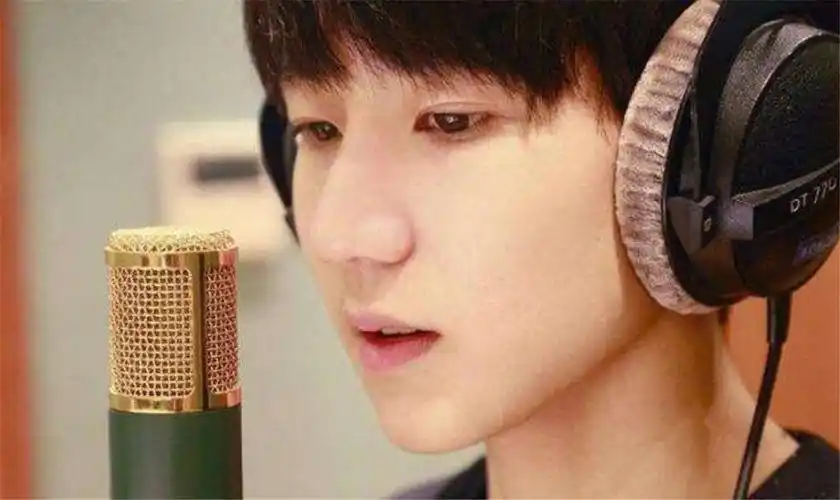 王源13岁出道,16岁上春晚,母亲却泪流不止:后悔让他失去自由