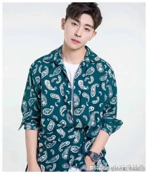 邓伦超级超级阳光帅气迷人十足的,为人随和善良的男人!