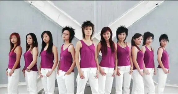 说到黄雅莉,肯定会想到2005年的超级女声,她们那一届的超女,可以说是