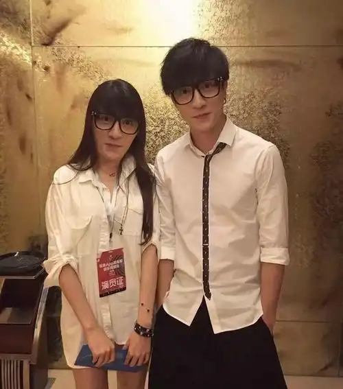 求个ps大神帮我把薛之谦左边那位女生的脸p成我的 蟹蟹在线等