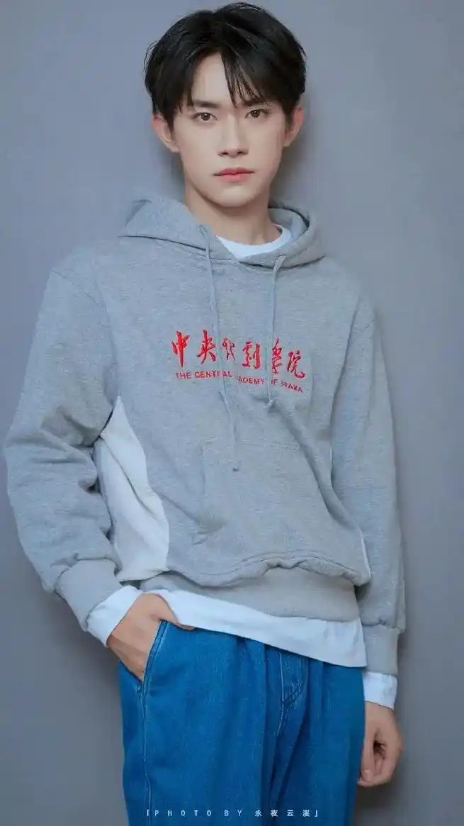 千纸鹤 #易烊千玺壁纸 喜欢的可以自提!@抖音小助手 #易 - 抖音