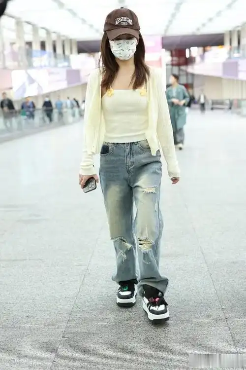 赖美云现身北京机场,身穿针织衫搭配牛仔裤时尚清新