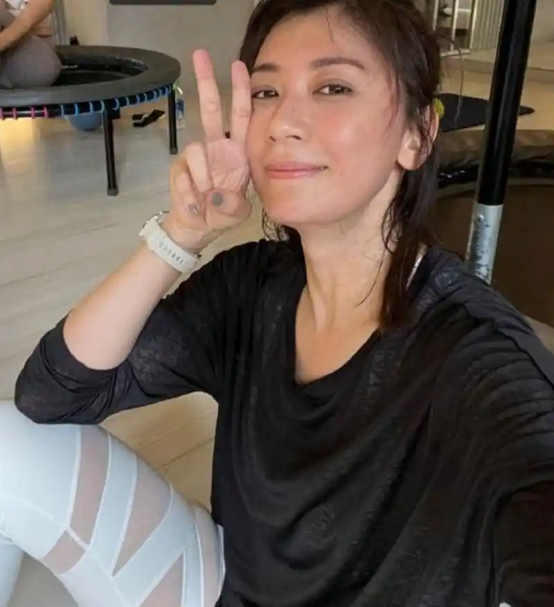 48岁的贾静雯参加浪姐4,两周魔鬼训练成果惊人,体重不到90斤,女神好