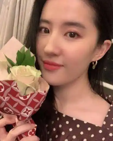 原创刘亦菲被说臃肿后亮相瘦成排骨胸还被别人搭肩膀粉丝吃醋了