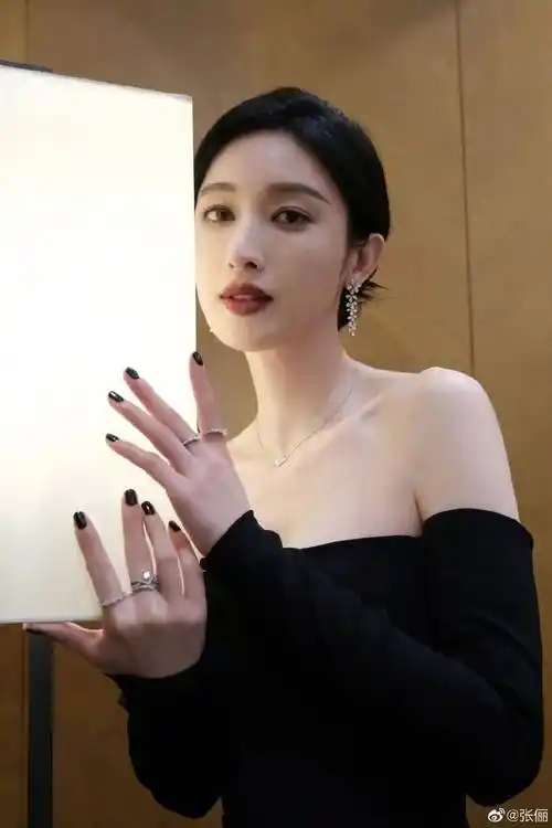 张俪晒出最新复古港风写真,身穿一身黑色一字肩礼服,俏脸成熟妩媚-爱