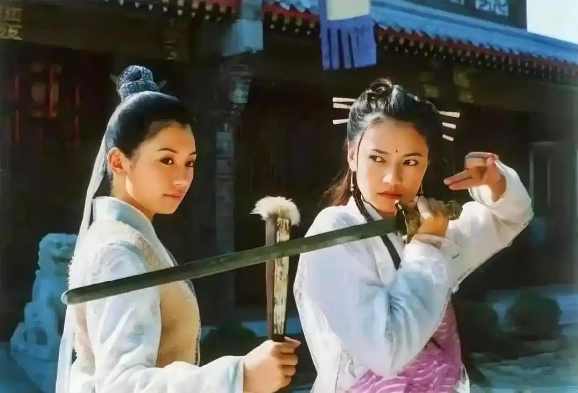 赵敏和周芷若同框,两人晒出贴脸合照,梦回《倚天屠龙记》,勾起无数人