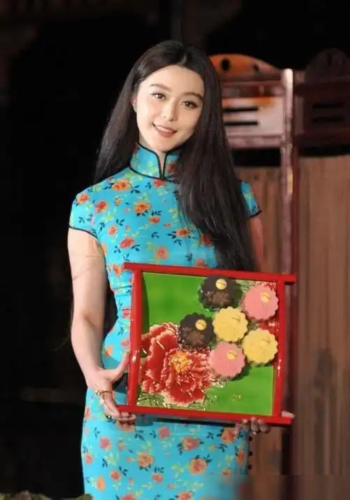 范冰冰这身旗袍真抢眼身材饱满全身零赘肉脚上驴蹄鞋却出戏了