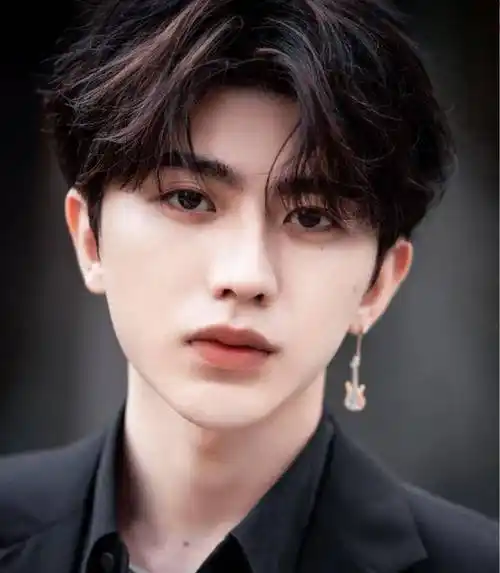 而这位明星就是蔡徐坤,说起他的名字大家应该都有所未闻,作为这几年来